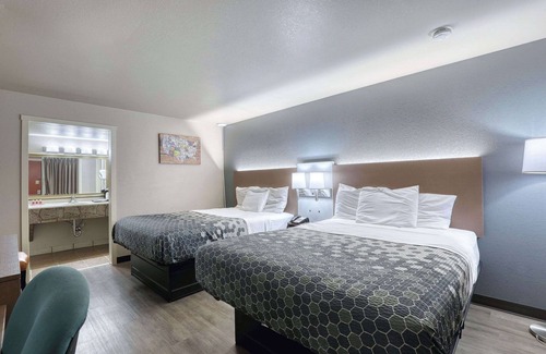 Neenah Hotel | Econo Lodge Neenah