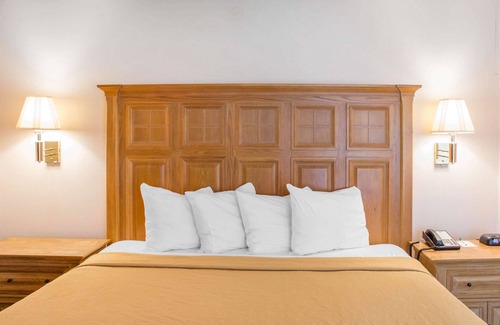 Southeast Raleigh Hotel | Econo Lodge Raleigh near Walnut Creek Amphitheatre