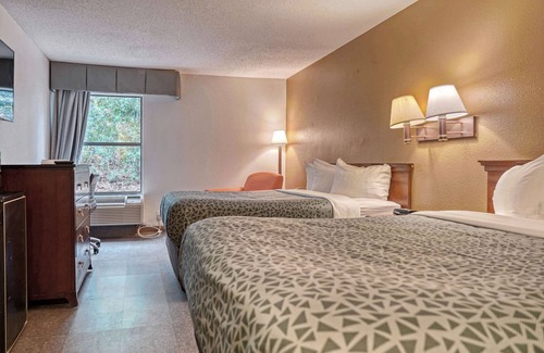 Southeast Raleigh Hotel | Econo Lodge Raleigh near Walnut Creek Amphitheatre