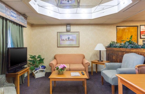 Clarksville Hotel | Econo Lodge & Suites Clarksville