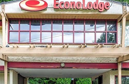 Chinchilla Hotel | Econo Lodge Summit - Scranton