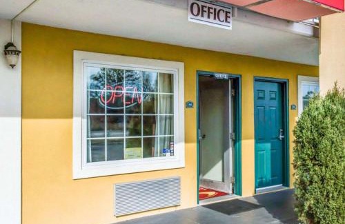 Lloyd Cabina | Econo Lodge