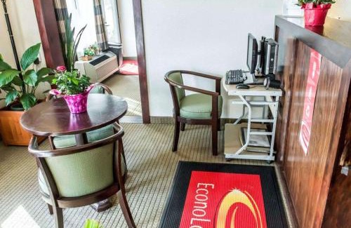 Lloyd Cabina | Econo Lodge