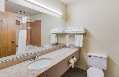 Whitehall Hotel | Econo Lodge Whitehall near Michigan's Adventure
