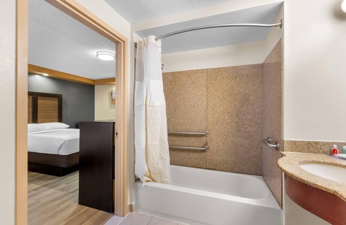 Iselin Hotel | Econo Lodge Woodbridge