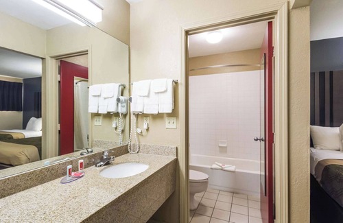 Mission Hotel | Econolodge Inn & Suites