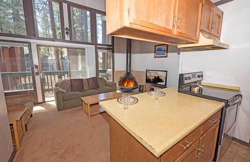 Tahoe Keys Condominio | Condominio económico para esquiadores - ¡A solo pasos de Heavenly Ski Resort! Bañera de hidromasaje comunitaria - 19CS ~