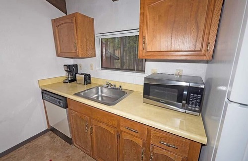 Tahoe Keys Condominio | Condominio económico para esquiadores - ¡A solo pasos de Heavenly Ski Resort! Bañera de hidromasaje comunitaria - 19CS ~