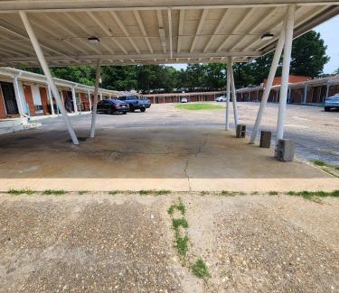 Gladewater Hotel | Economy inn