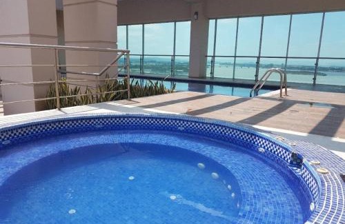 Puerto Santa Ana Apartamento | Ecusuites Riverfront l Balcony