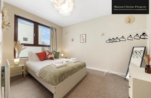 Bow Apartamento | Eden 2Bedroom Apt Sleeps 6 in London with Wifi & Leisure By Maison Christo Property Short Lets & Serviced Accommodation