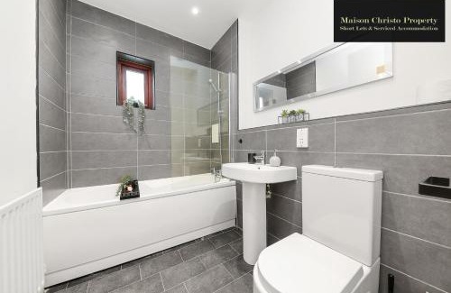 Bow Apartamento | Eden 2Bedroom Apt Sleeps 6 in London with Wifi & Leisure By Maison Christo Property Short Lets & Serviced Accommodation