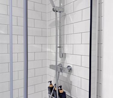 Birmingham Casa | Eden Gateway full equipment brand new bright and modern En-suite Double bedroom - room 3 near city centre
