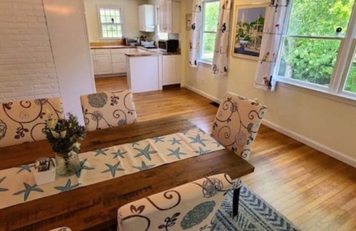Edgartown Cabaña | Edgartown Cottage By The Pond