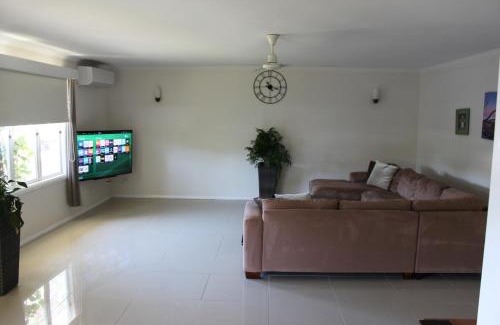 Edge Hill Casa | Edge Hill Clean & Green Cairns, 7 Minutes from the Airport, 7 Minutes to Cairns CBD & Reef Fleet Terminal