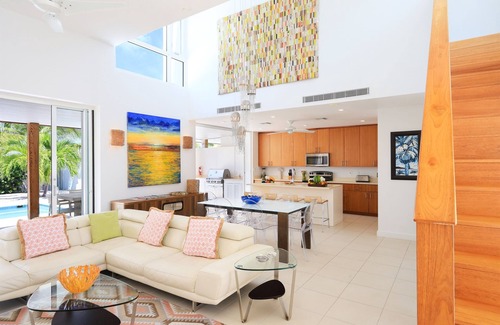 Leeward Settlement Villa | Villa de lujo. Pasos a la playa de Grace Bay!