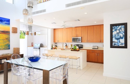Leeward Settlement Villa | Villa de lujo. Pasos a la playa de Grace Bay!