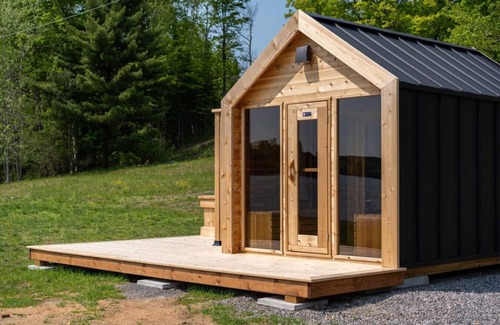 Algonquin Highlands Cabina | Edge of Stillness at Dimensions | Cabin Seventeen