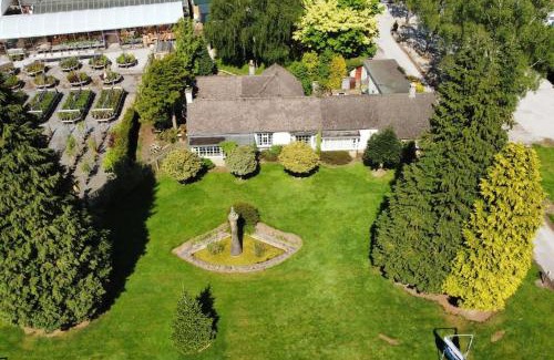 Bamford Casa | Edge view, outdoor adventure focused cottage, sleeps 8