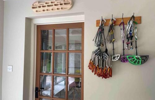 Bamford Casa | Edge view, outdoor adventure focused cottage, sleeps 8