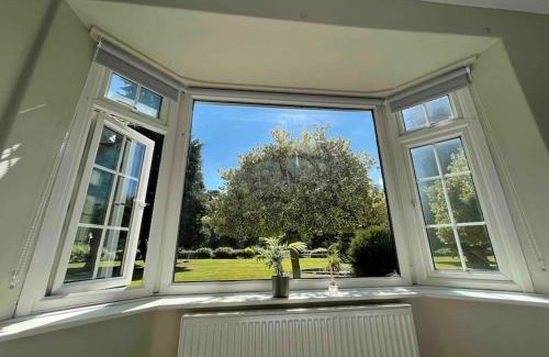 Bamford Casa | Edge view, outdoor adventure focused cottage, sleeps 8