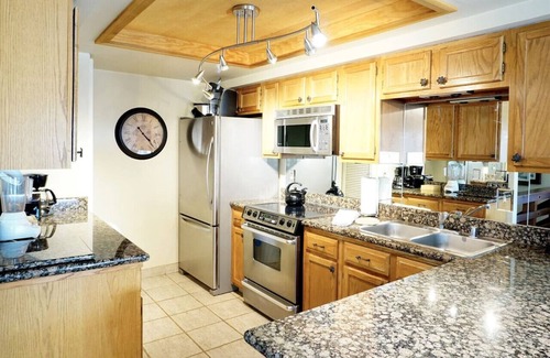 June Lake Condominio | Decoración occidental llena de luz, dos dormitorios con cocina moderna.