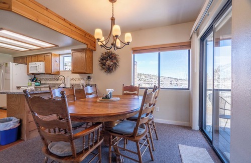 June Lake Condominio | Capacidad para 7 personas, recién pintado, recientemente remodelado, lavadora-secadora, chimenea de leña, lavavajillas, microondas, totalmente