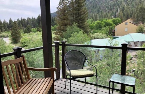 June Lake Condominio | Capacidad para 7 personas, recién pintado, recientemente remodelado, lavadora-secadora, chimenea de leña, lavavajillas, microondas, totalmente