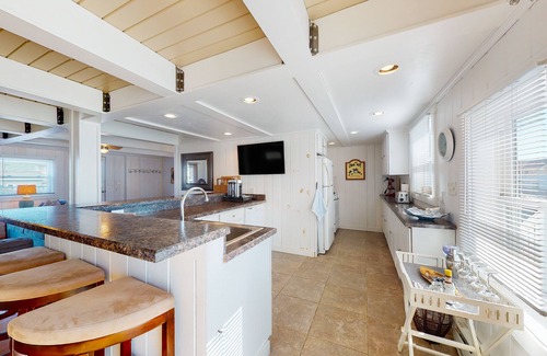 Edgewater Acres Casa | Edgewater Acres waterfront home with dock, bay access, & outdoor dining