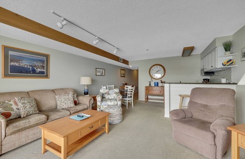 Charlevoix Condominio | Edgewater Inn 115 | Sunrise Over Lake Charlevoix | Pool, Hot Tub, Sauna