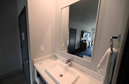 Coos Bay Hotel | Edgewater Inn and Suites, Ascend Hotel Collection