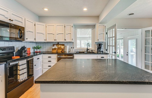 Benton Casa | 'Edgewater on Kentucky Lake' w/ Hot Tub & Games