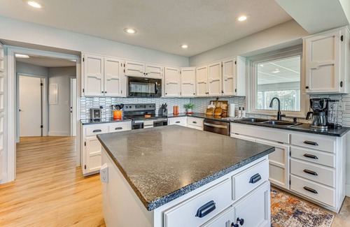 Benton Casa | 'Edgewater on Kentucky Lake' w/ Hot Tub & Games