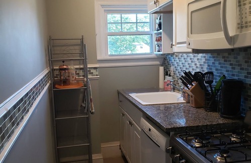 Edgewood Apartamento | Edgewood, Cranston Charming 1 Bed by the Bay.