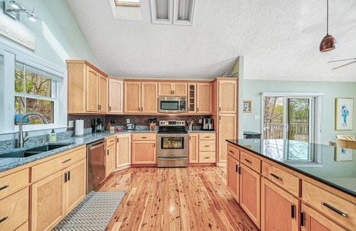 Mineral Casa | Edgewood Dream- Cozy Waterfront Home, Deep Water, Centrally Located
