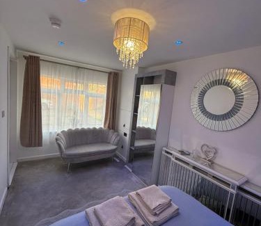Longcroft Casa | Edinburgh city break room