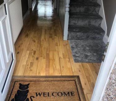 Swindon Casa | Edinburgh Street Home - Beautiful House with Free Parking and Wifi, Equipped with comfy furnitures