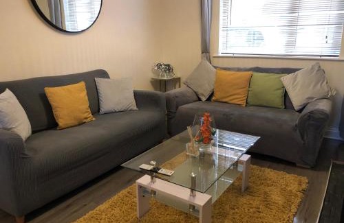 Swindon Casa | Edinburgh Street Home - Beautiful House with Free Parking and Wifi, Equipped with comfy furnitures