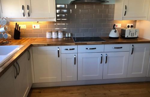 Swindon Casa | Edinburgh Street Home - Beautiful House with Free Parking and Wifi, Equipped with comfy furnitures