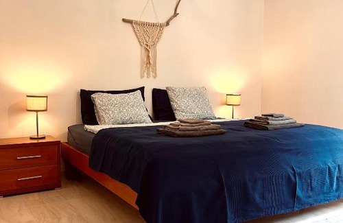 Ferraria Apartamento | Edles Apartment in Architektenvilla mit großem Pool, Sauna, Dachterrasse und malerischem Garten