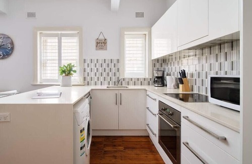 Bondi Apartamento | Edward Escape - New Listing | Short Walk to Beach
