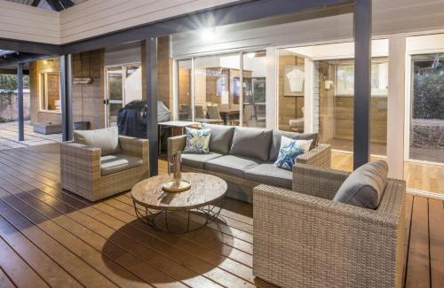 Eagle Bay Casa | EeBee House