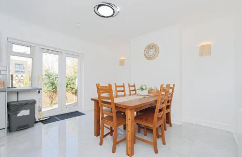 Charlton Casa | EEJs Stylish 3 Bedroom House - Greenwich
