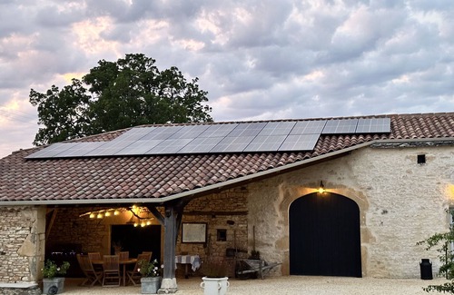 Blanquefort-sur-Briolance Casa | Een Sfeervolle Gîte met een Overdekt Privéterras. Een Vrolijke Hond is Welkom
