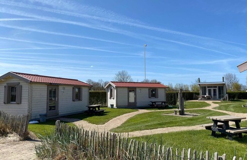 Nieuwvliet Casa | Eenvoud met Comfort, Eigen Toilet, Op Glamping Veld