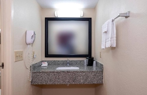 Houston Hotel | Efficient Comfort Close to Houston's Attractions, Perfect for Budget Travelers