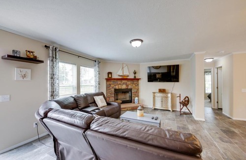 Pimento Casa | Efficiently Equipped Lewis Home Deck and Gas Grill!