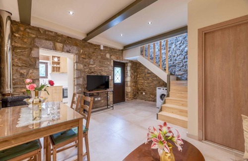 Messini Casa | Eftichia's Nomad stone house