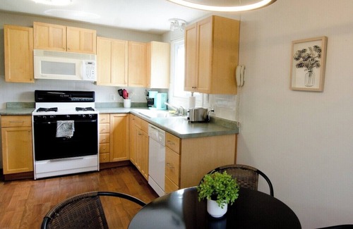Eggertsville Apartamento | Eggert - Lower · 2BR apartment near UB, Niagara Falls & Buffalo