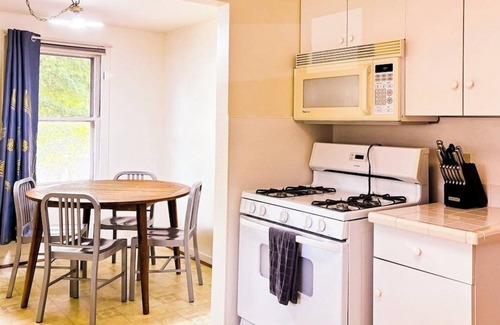 Eggertsville Apartamento | Eggert - Upper · 2BR apartment near UB, Niagara, Hospitals, Buffalo